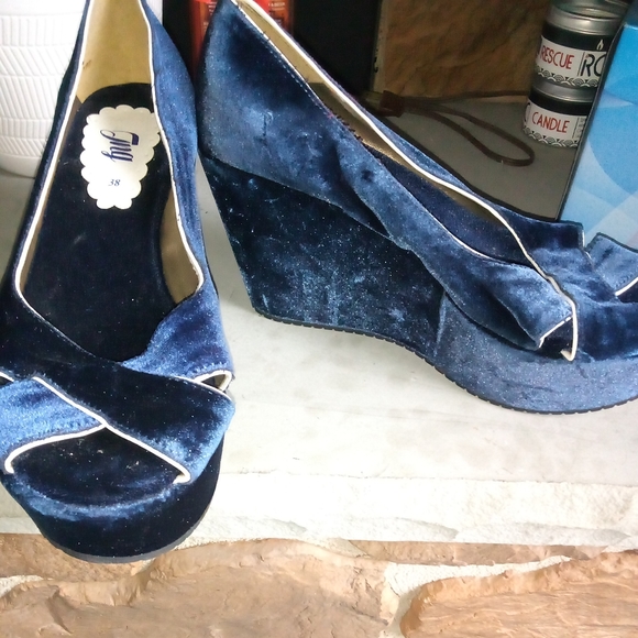 Velvet Platform Sandals - Picture 7 of 11